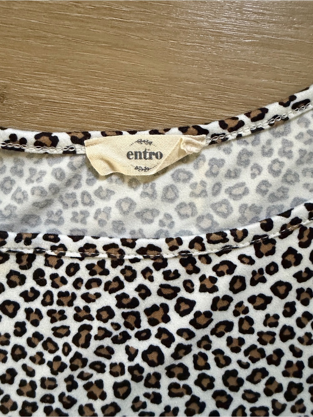 ENTRO Leopard Print Short Sleeve Top EUC - Picture 4 of 5
